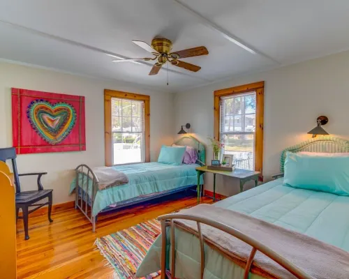 Cozy Mount Dora Cottage /Walk Downtown/ Pet Friendly / Fenced Yard Hotels in Mount Dora