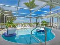 Oasis on the Gulf, screened pool, sunset, kayaks! Hotels in Hernando Beach
