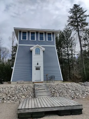 Three-story Canadian Lighthouse Hotel di Fryeburg