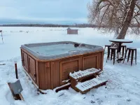 Country Living Custom Built Log Home with Hot Tub and Sauna