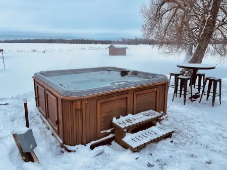 Country Living Custom Built Log Home with Hot Tub and Sauna