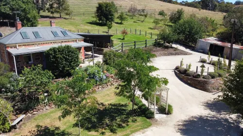 Beautifully renovated country cottage located near Mclaren Vale's best wineries Hotels in Clarendon