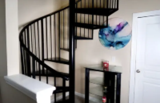 Sunset Stays w/2QB/Balcony/ 3 Mins from Shopping & Dining