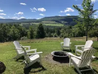 Endless Mountain Views & Outdoor Hot Tub. 8 miles to downtown Windham & Skiing!