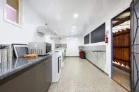 Apartment Centrally Located in the CBD. Shopping Centre is right across the road Hotel a Parramatta Park