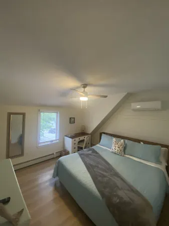 The Sea Breezy vacation house, unit #1, sleeps 8.  5 min walk to the beach! Отели в г. Олд-Орчард-Бич