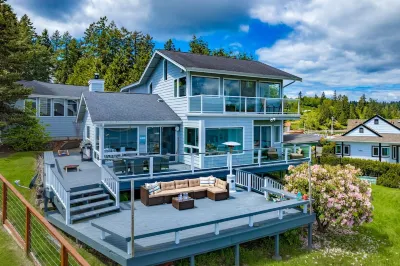 WATERFRONT 3BR/2BA MT RAINIER VIEWS, PRIVATE BEACH