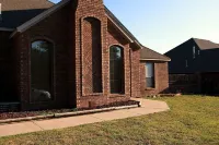 Modern and stylish 3 bedroom with large layout floor plan Hotels in Lawton