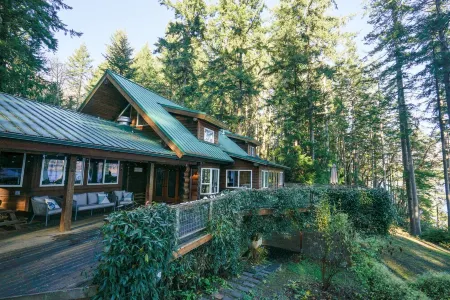 Wild Oyster Lodge on Hood Canal:  Breathtaking Water Views, Beach, & Hot tub
