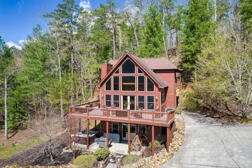 VIEWS! Spacious and relaxing cabin! VIEWS!