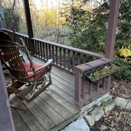 Cottage 1 block from Main St. on historic property.