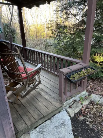 Cottage 1 block from Main St. on historic property.