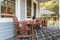 Grand Oaks Cottage: Ideal Location!