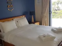 Roaring Beach Retreat - pet friendly, beachfront Hotels in Geeveston