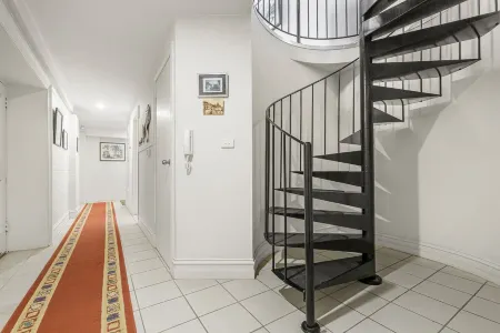 Heart of Queenscliff - Heritage Listed Ballroom Apartment 1 Отели рядом с достопримечательностью «Fort Queenscliff Museum»