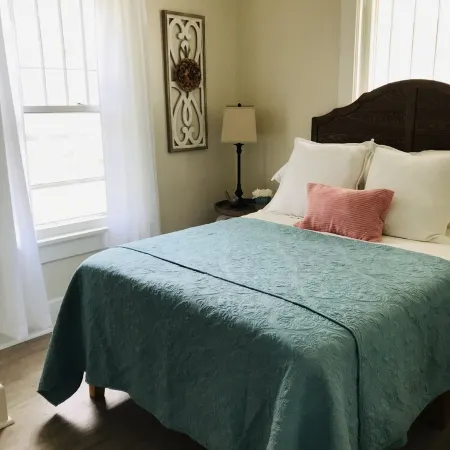 Pet friendly remodeled bungalow home just two blocks from Washington Park.