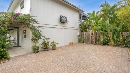 Luxury Tropical Oasis: 4-Bedroom Retreat Отели рядом с достопримечательностью «Галф Кост Таун Сентер»