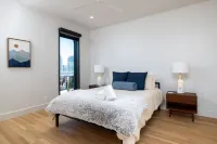 Magnolia Loft w/ Rooftop Parking & City Views
