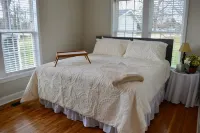 Cottage on Main - 357 Hotels in Forest City