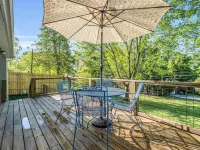 Pet-Friendly, Convenient Cabin Minutes from Downtown Hendersonville