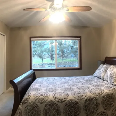 Single Story Chic', One mile from Downtown,  with Tesla 220v Outlet in Garage