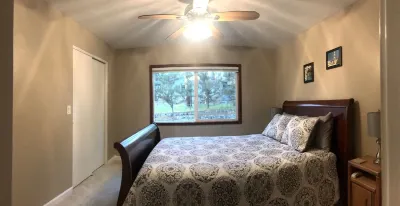 Single Story Chic', One mile from Downtown,  with Tesla 220v Outlet in Garage 'Tis Art Center and Gallery 주변 호텔