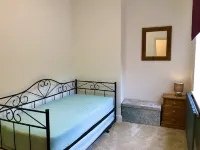 Luxury hi-spec large Victorian townhouse, sleeps 9.  Free wifi and feee parking.