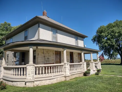 5 Star Style and Review, Historical Sears Catalog home with LOTS of room - Homestays