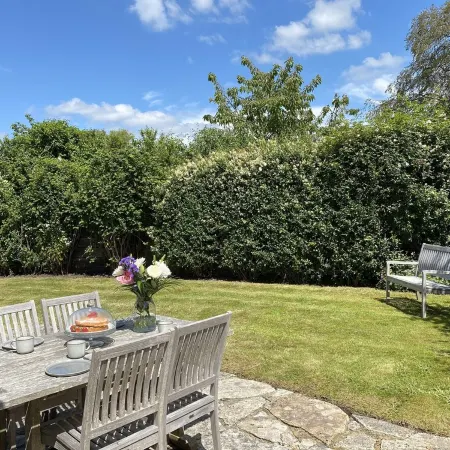 LOVELY 2 BEDROOM COTTAGE, GREAT LOCATION