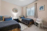 New Farmhouse Cottage in the heart of Treasure valley with Hot tub!!