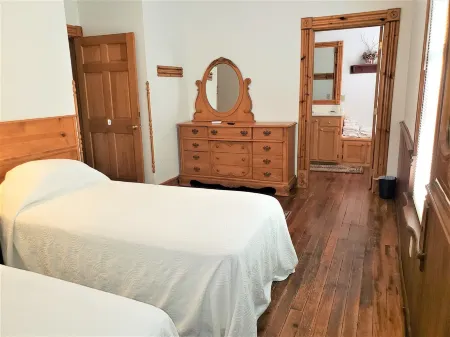 Historic Hardware Inn with River Views: Suite 200