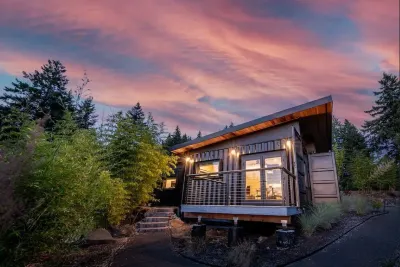 Luxe Container Getaway with View Hotels near Molalla Assembly of God