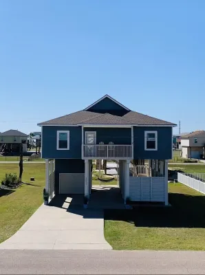 Happy House, minutes to the Beach! Hotels near Salt Cedar Avenue Beach Access Point #36