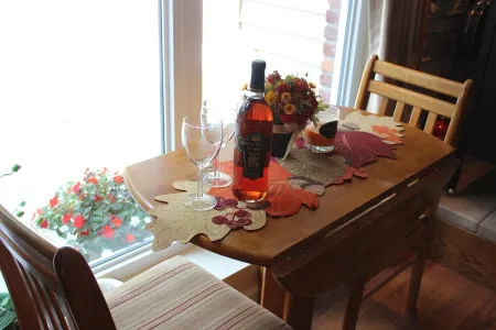 LARGE Guest Suite w/private entrance, deck, and firepit, Sleeps 4, 3 queen beds