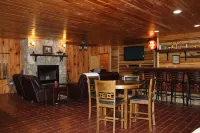 Very Private 4 Bedroom 3 Bath Cabin on 24 acres Hotels in Madison County