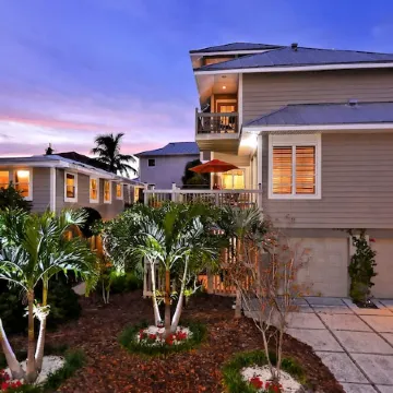 Lovebirds' Retreat - Steps to Siesta Key Public Beach -