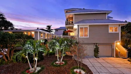 "Safe & Clean" Honeymoon Suite, - only 60 steps to the Siesta Key Public Beach - Отели рядом с достопримечательностью «Кресент Бич»