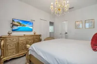 Modern 10 Bedroom Home - Only Minutes from Disney!