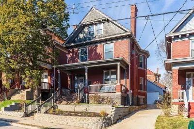 SPACIOUS home with 5 bedrooms, 4 bathrooms Hotels near Cincinnati Reds Hall Of Fame And Museum