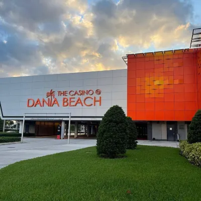 Near Fort Lauderdale airport, beach & casino!King suite, games, pool & jacuzzi!