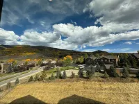 NEW MODERN SKI TOWNHOME WITH AMAZING MOUNTAIN VIEWS, PRIVATE HOT TUB, FIRE PLACE