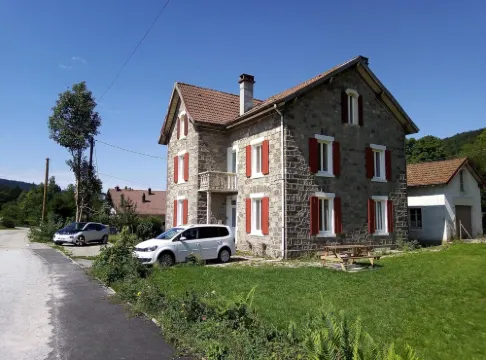 Gite les Granites with balcony less than 100m from the lake