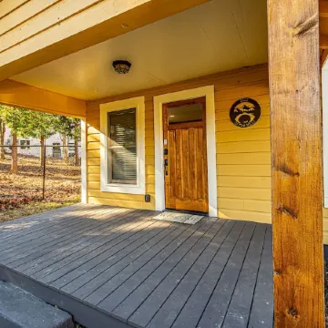 Cozy 2 Br, 2 BA Cottage in Downtown Dahlonega!