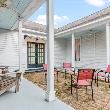 1880's Cozy Cottage, close to Historical Downtown. Sleeps up to 63B3B-pets OK