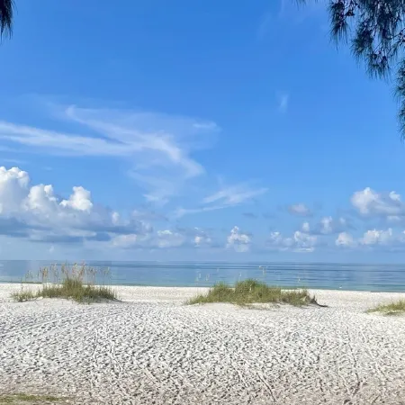 "Walk On The Beach " house~3 bed, heated pool, 3min walk to the Bean Point Beach