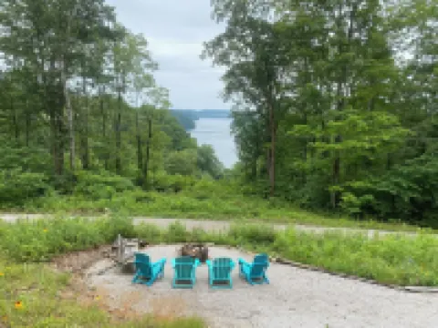 Lake side Abode with a Spectacular year round View of the lake. 🌅