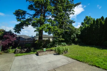 Work away ready, dog friendly. Downtown Tillamook - Modern Vintage