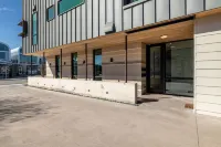 Magnolia Loft w/ Rooftop Parking & City Views