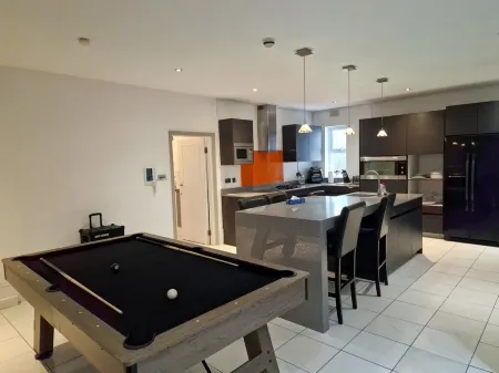 Luxury 3-bedroom House 3 minutes from Tube station Отели рядом со станцией West Ealing