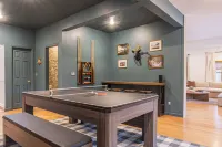 Maplewood Manor, 8Br w/ Hot Tub, Gym, Fire Pit, Near Hunter/Windham Skiing